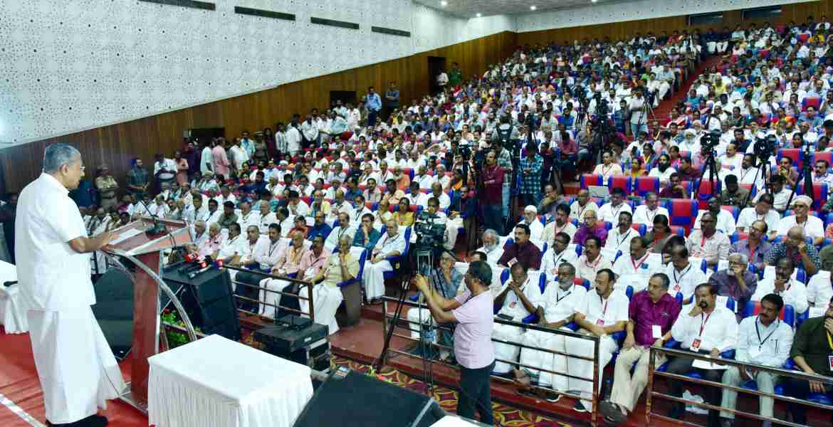 രണ്ടാം പിണറായി വിജയൻ സർക്കാരിന്റെ നാലാം വാർഷീക പരിപാടിയുടെ ഭാഗമായി സംഘടിപ്പിച്ച മുഖ്യമന്ത്രിയുടെ കണ്ണൂർ ജില്ലാതല യോഗം
