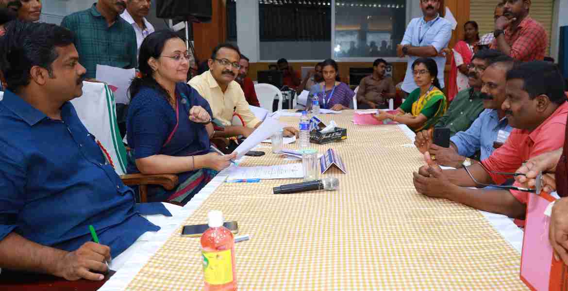 കരുതലും കൈത്താങ്ങും കോന്നി താലൂക്ക്തല അദാലത്തില്‍ ആരോഗ്യമന്ത്രി വീണാ ജോര്‍ജ് അരുവാപ്പുലം ഗ്രാമ പഞ്ചായത്തിലെ മൂന്നാം വാര്‍ഡ് അംഗം വി.കെ.രഘുവിന്റെയും നാലാം വാര്‍ഡ് അംഗം ജോജു വര്‍ഗീസിന്റെയും പരാതി കേള്‍ക്കുന്നു
