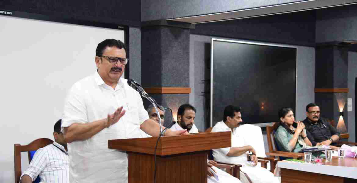 കായകല്‍പ്പം ജനസമ്പര്‍ക്ക പരിപാടിയുടെ ഭാഗമായി കോട്ടയം മെഡിക്കല്‍ കോളജില്‍ നടന്ന യോഗത്തില്‍ മന്ത്രി കെ. മുരളീധരന്‍ പ്രസംഗിക്കുന്നു