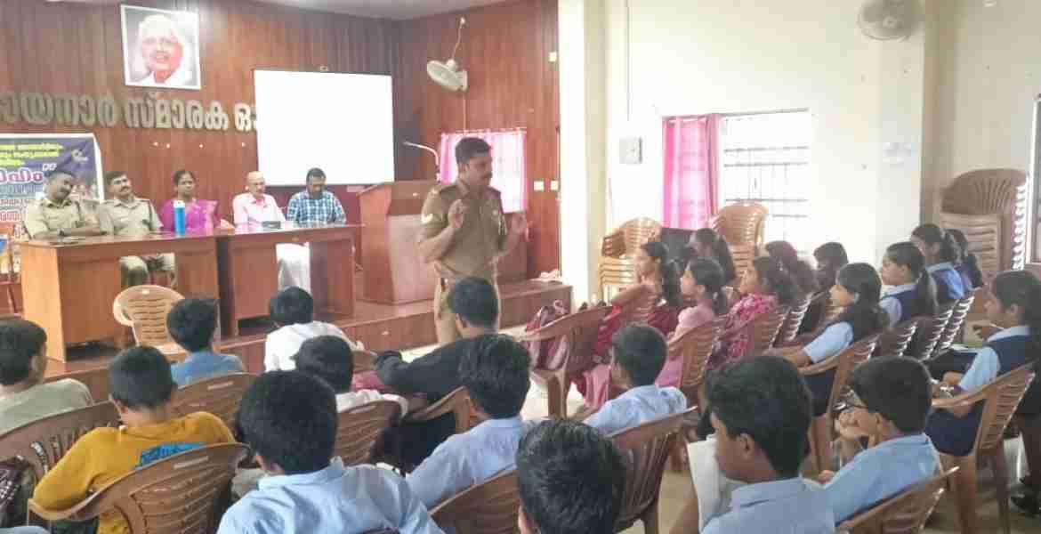 ദുരന്ത നിവാരണ  അതോറിറ്റിയും കണിച്ചാർ പഞ്ചായത്തും  കുട്ടികൾക്കായി സംഘടിപ്പിച്ച ദുരന്തനിവാരണ പരിശീല ക്യാമ്പിൽ നിന്ന്