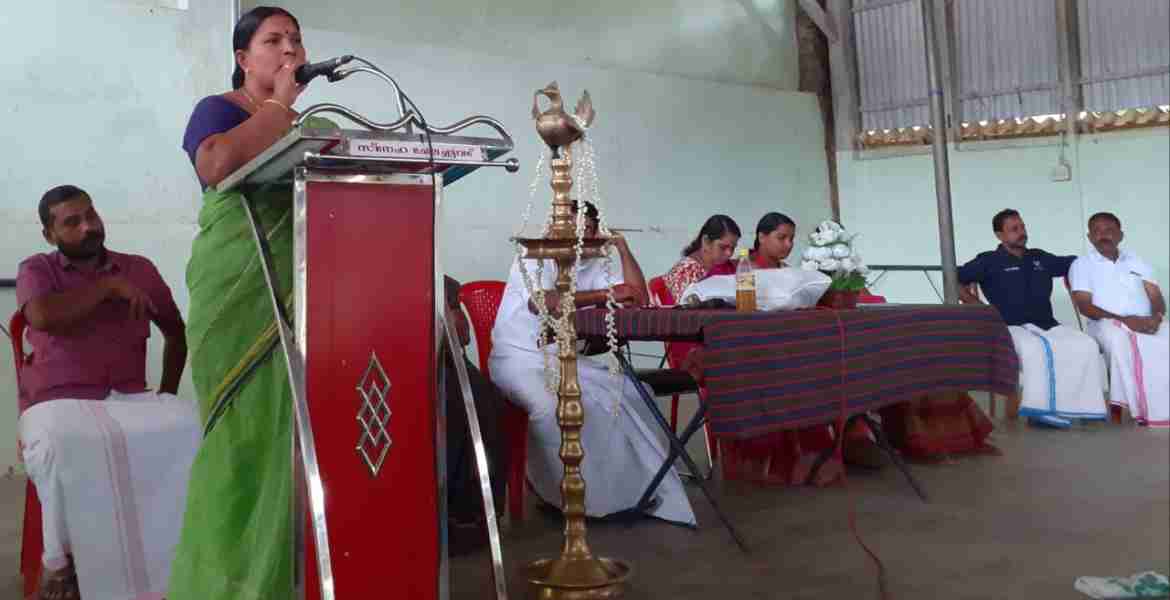 വയോജന ഗ്രാമസഭയുടെ ഉദ്ഘാടനം നിര്‍വഹിച്ച് പഞ്ചായത്ത് പ്രസിഡന്റ് രാജേശ്വരി രാജന്‍ സംസാരിക്കുന്നു.