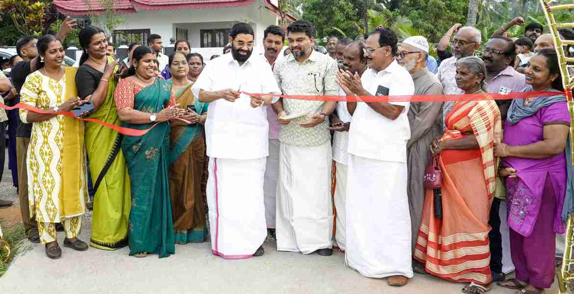 കാഞ്ഞിരംകവല സർപ്പപ്പറമ്പ് കളപ്പുരക്കടവ് റോഡ് മന്ത്രി വി.എൻ. വാസവൻ ഉദ്ഘാടനം ചെയ്യുന്നു.