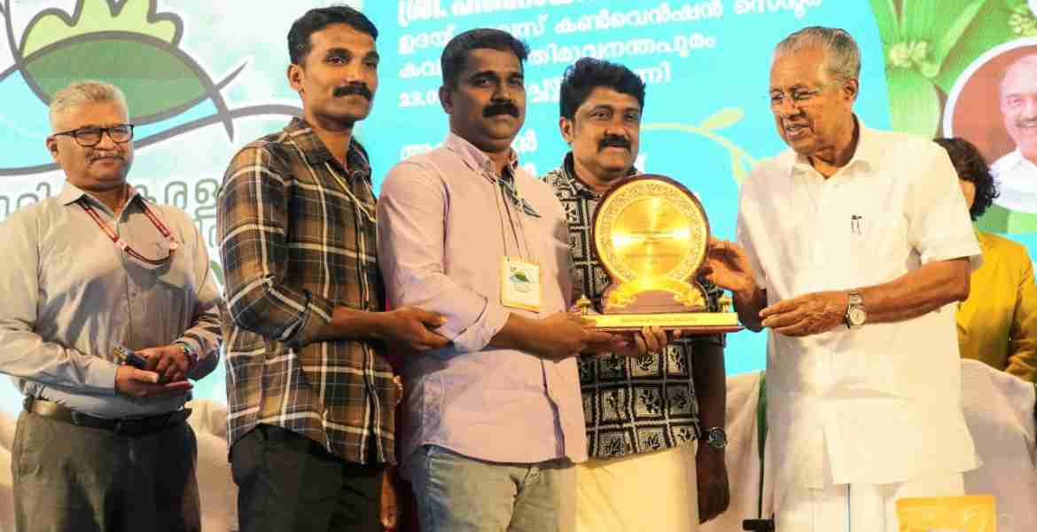 നെറ്റ് സീറോ കാർബൺ പദവി നേടിയ കണ്ണൂർ സെൻട്രൽ ജയിലിനുള്ള പുരസ്‌കാരം  ഹരിത കേരള മിഷൻ സംഘടിപ്പിച്ച ദേശീയ പരിസ്ഥിതി സമ്മേളനത്തിൽ മുഖ്യമന്ത്രി പിണറായി വിജയനിൽ നിന്ന് ഹരിത സ്പർശം കോ ഓർഡിനേറ്റർ  ഷിനോജ് എ കെ, അസിസ്റ്റന്റ് പ്രിസൺ ഓഫീസർ ബിജിത്ത് എന്നിവർ ചേർന്ന് ഏറ്റുവാങ്ങുന്നു