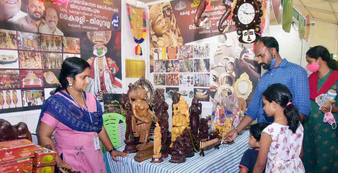 എന്റെ കേരളം പ്രദര്‍ശന വിപണന മേളയില്‍ കരകൗശല വസ്തുക്കളുടെ സ്റ്റാളില്‍ നിന്നും 