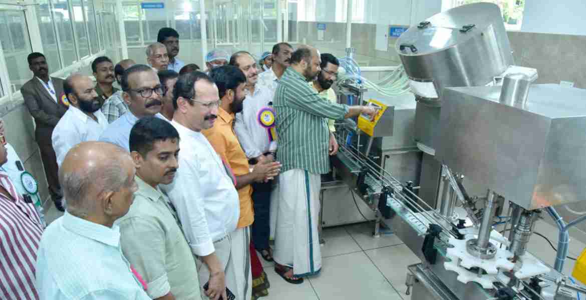 കെസിസിപിഎൽ കണ്ണപുരം യൂനിറ്റിൽ ആരംഭിച്ച പുതിയ ആന്റിസെപ്റ്റിക്‌സ് ആൻഡ് ഡിസിൻഫെക്ടന്റ്‌സ് മാനുഫാക്ചറിംഗ് കോംപ്ലക്സ് ഉദ്ഘാടനം നിർവഹിച്ച ശേഷം യന്ത്രങ്ങളുടെ സ്വിച്ച്ഓൺ കർമ്മം വ്യവസായ വകുപ്പ് മന്ത്രി പി രാജീവ്  നിർവഹിക്കുന്നു