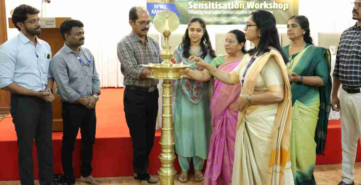 കേര (കേരള ക്ലൈമറ്റ് അഗ്രി വാല്യൂ ചെയിൻ മോഡണൈസേഷൻ പ്രോജക്ട്) ഉൽപാദക സഖ്യങ്ങൾക്കുള്ള ബോധവത്കരണ സെമിനാർ കണ്ണൂരിൽ അസി. കലക്ടർ എഹ്‌തെദ മുഫസിർ ഉദ്ഘാടനം ചെയ്യുന്നു