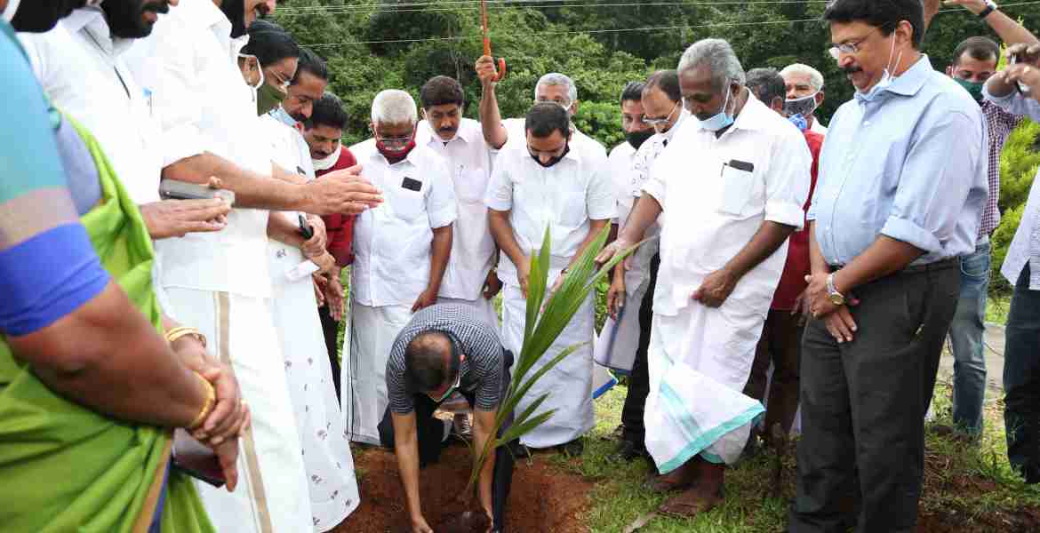 വാഴത്തോപ്പ് സര്‍വ്വീസ് സഹകരണ ബാങ്കിന്റെ നേതൃത്വത്തില്‍ ഹരിതം സഹകരണം പദ്ധതിയുടെ താലൂക്ക്തല ഉദ്ഘാടനം ഇടുക്കി മെഡിക്കല്‍ കോളേജ് അങ്കണത്തില്‍ തെങ്ങിന്‍തൈ നട്ടു കൊണ്ട് ജില്ലാ കലക്ടര്‍ എച്ച്.ദിനേശന്‍ നിര്‍വ്വഹിക്കുന്നു.