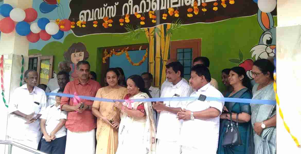 കിടങ്ങൂർ ഗ്രാമപഞ്ചായത്തിലെ ബഡ്‌സ് റീഹാബിലിറ്റേഷൻ സെന്ററിന്റെ ഉദ്ഘാടനം ജില്ലാ പഞ്ചായത്ത് പ്രസിഡന്റ് ഹേമലത പ്രേംസാഗർ നിർവഹിക്കുന്നു.