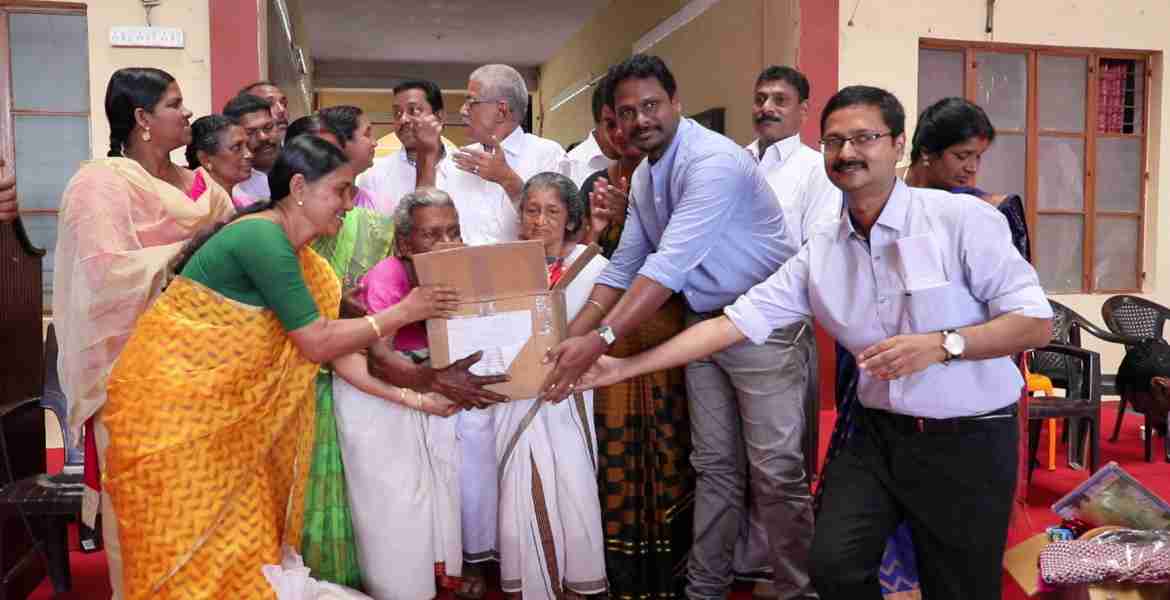 അടിമാലി വിശ്വദീപ്തി സ്‌കൂളില്‍ നടന്ന ദുരിതാശ്വാസ കിറ്റുകളുടെ വിതരണ ചടങ്ങില്‍ നിന്ന്