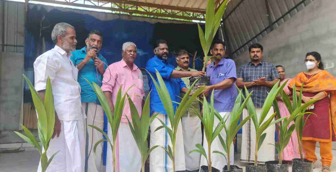 കൊടുമൺ പഞ്ചായത്തിലെ  കേരഗ്രാമം പദ്ധതി യുടെ ഭാഗമായി പഞ്ചായത്തിലെ മുഴുവന്‍ കുടുംബങ്ങള്‍ക്കും സൗജന്യമായി തെങ്ങിന്‍ തൈകള്‍ വിതരണം ചെയ്യുന്ന ചടങ്ങ് ഡെപ്യൂട്ടി സ്പീക്കർ ചിറ്റയം ഗോപകുമാർ ഉദ്ഘാടനം ചെയ്യുന്നു