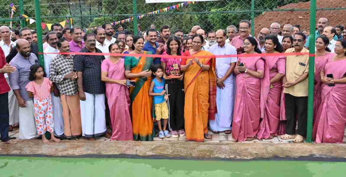 കൂടാളി ഗ്രാമ പഞ്ചായത്ത് കൊളപ്പ വോളി ബോൾ സിന്തറ്റിക്ക് ഗ്രൗണ്ട് ഉദ്ഘാടനം കെ.കെ ശൈലജ ടീച്ചർ എം എൽ എ നിർവ്വഹിക്കുന്നു