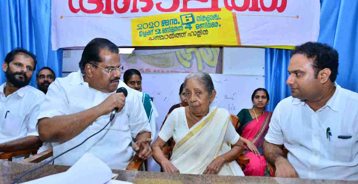 കൂടാളി ഗ്രാമ പഞ്ചായത്ത് പരാതി പരിഹാര അദാലത്ത് മന്ത്രി ഇ പി ജയരാജൻ ഉദ്ഘാടനം ചെയ്യുന്നു