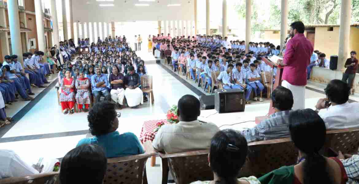 കൊട്ടില ഗവ:ഹയർ സെക്കണ്ടറി സ്കൂൾ കിഫ്ബി ഫണ്ട് ഉപയോഗിച്ച് നിർമ്മിക്കുന്ന കെട്ടിടത്തിൻ്റെ ശിലാസ്ഥാപനം എം വിജിൻ എം എൽ എ നിർവ്വഹിക്കുന്നു