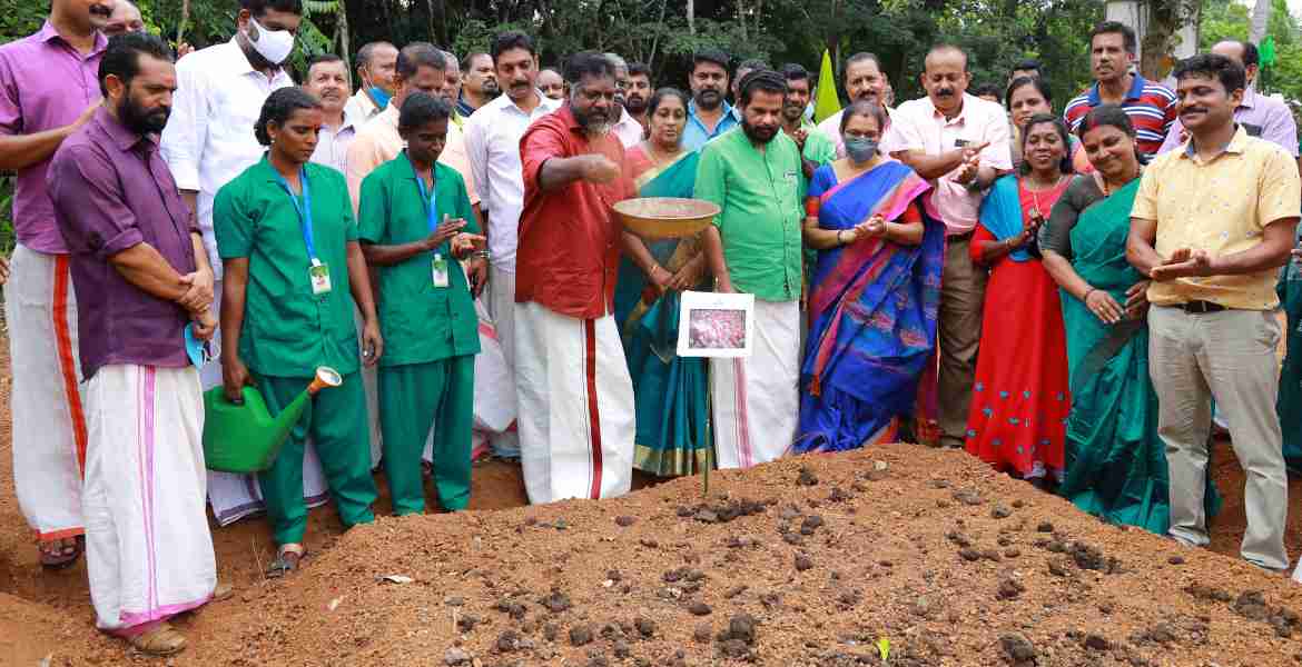 'ഞങ്ങളും കൃഷിയിലേക്ക്' പദ്ധതിയുടെ പഞ്ചായത്തുതല ഉദ്ഘാടനം പന്തളം തെക്കേക്കര ഗ്രാമപഞ്ചായത്തില്‍ അര ഏക്കര്‍ തരിശ് പുരയിടത്തില്‍ വിത്തെറിഞ്ഞ് ഡെപ്യൂട്ടി സ്പീക്കര്‍ ചിറ്റയം ഗോപകുമാര്‍ നിര്‍വഹിക്കുന്നു
