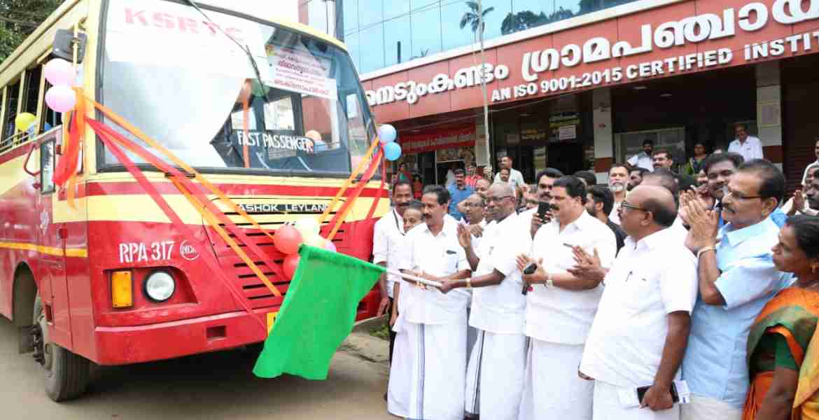 നെടുങ്കണ്ടത്ത് നിന്ന് തിരുവനന്തപുരത്തേക്ക്  ആരംഭിച്ച് പുതിയ ബസിന്റെ ഫ്‌ളാഗ് ഓഫ് മന്ത്രി എം.എം മണി നിര്‍വ്വഹിക്കുന്നു.