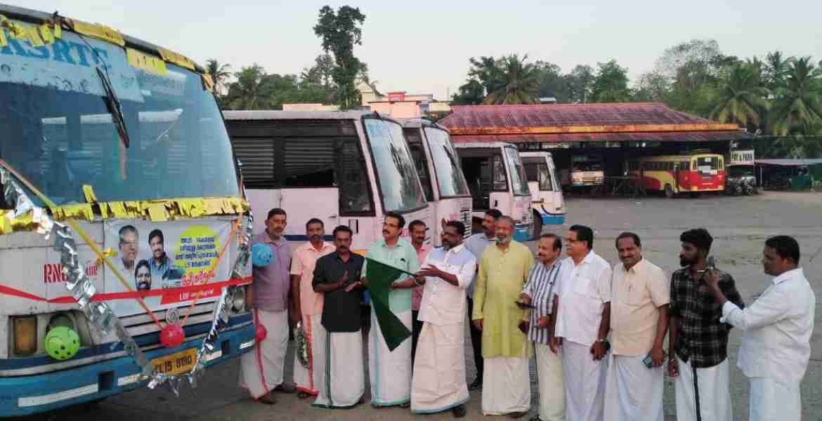 അടൂര്‍ കെഎസ്ആര്‍ടിസി ഡിപ്പോയില്‍ നിന്നാരംഭിച്ച ബസ് സര്‍വീസ് ഡെപ്യൂട്ടി സ്പീക്കര്‍ ചിറ്റയം ഗോപകുമാര്‍ ഫ്‌ളാഗ് ഓഫ് ചെയ്യുന്നു