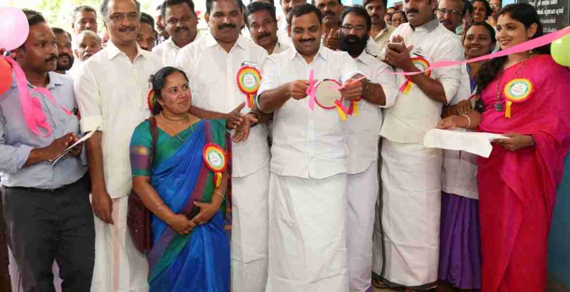 കട്ടപ്പന താലൂക്ക് ആശുപത്രിയുടെ നവീകരിച്ച ഒ.പി കൗണ്ടര്‍ അഡ്വ.ഡീന്‍ കുര്യാക്കോസ് എം.പി. ഉദ്ഘാടനം ചെയ്യുന്നു.