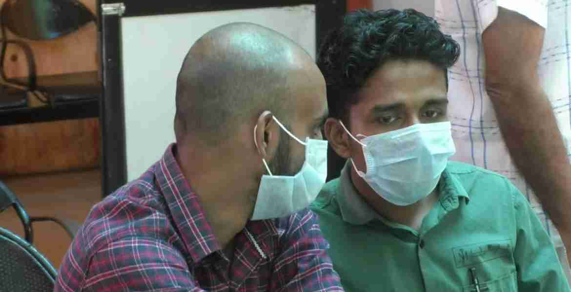 സൗഹൃദം തുടരാം.... മുന്‍കരുതലെടുക്കാം, കൊറോണ ബോധവത്ക്കരണ ഭാഗമായി കട്ടപ്പനയിലെ ക്യാമ്പയിനിലൂടെ വിതരണം ചെയ്ത മാസ്‌ക് ധരിച്ചവര്‍