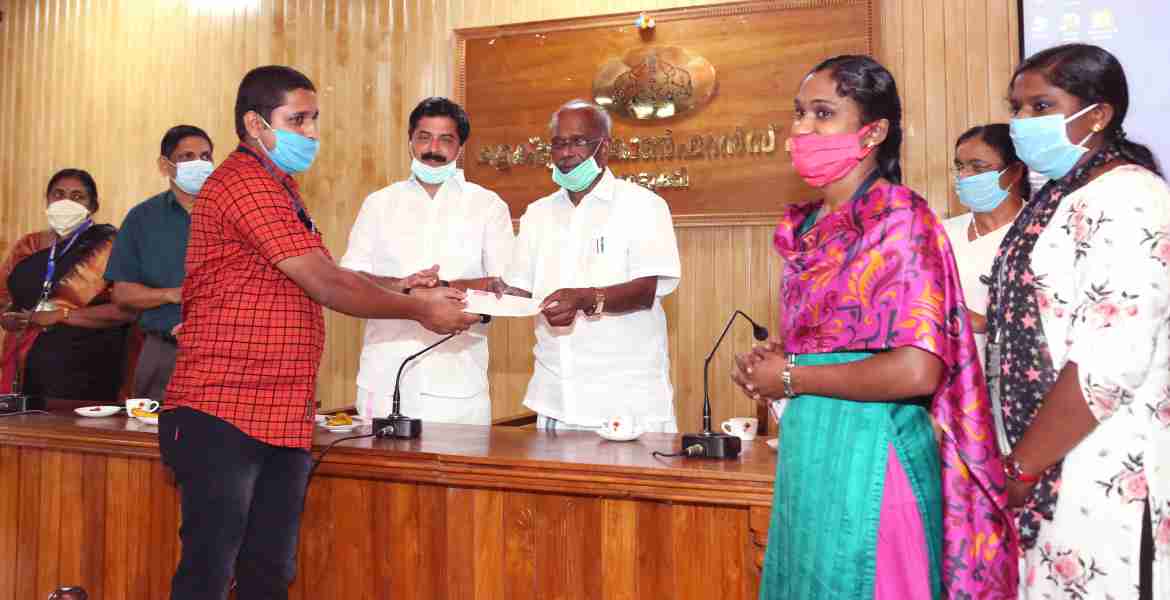 മുഖ്യമന്ത്രിയുടെ ദുരിതാശ്വാസ നിധിയിലേക്കുള്ള തുക കുടുംബശ്രീ ജില്ലാ മിഷന്‍ ജീവനക്കാര്‍  മന്ത്രി എം.എം മണിക്ക് കൈമാറുന്നു.
