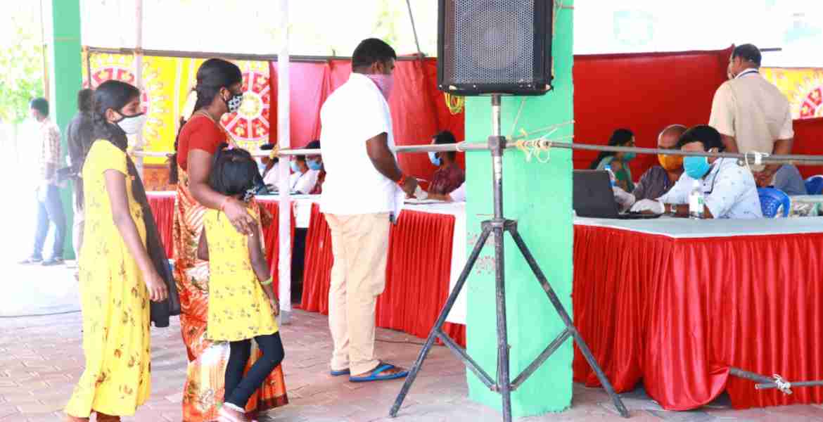 കുമളി അതിര്‍ത്തി വഴി സംസ്ഥാനത്തേയ്ക്ക് എത്തിയവരെ പരിശോധിച്ച്, വിവരങ്ങള്‍ ശേഖരിച്ച്, നിര്‍ദ്ദേശങ്ങള്‍ നല്കുന്നു