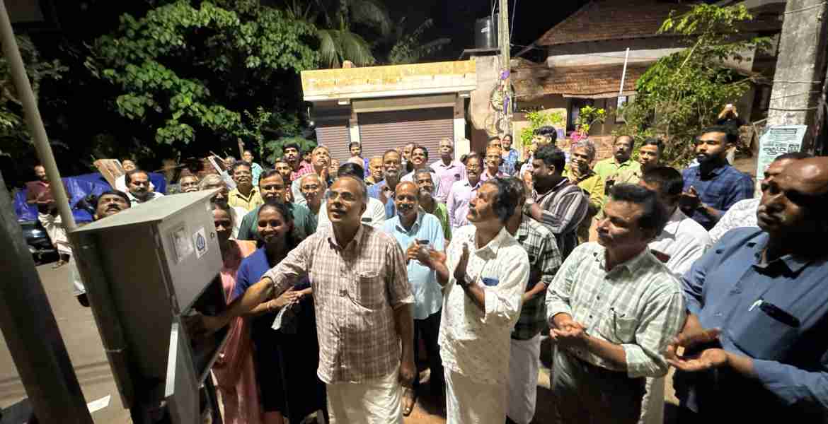 കെ.വി സുമേഷ് എം.എൽ.എ യുടെ ആസ്തിവികസന ഫണ്ട് ഉപയോഗിച്ച് ചിറക്കൽ കാഞ്ഞിരത്തറ വായനശാലയ്ക്ക് സമീപം സ്ഥാപിച്ച മിനിമാസ്റ്റ് ലൈറ്റിന്റെ സ്വിച്ച് ഓൺ എം.എൽ.എ നിർവ്വഹിക്കുന്നു.