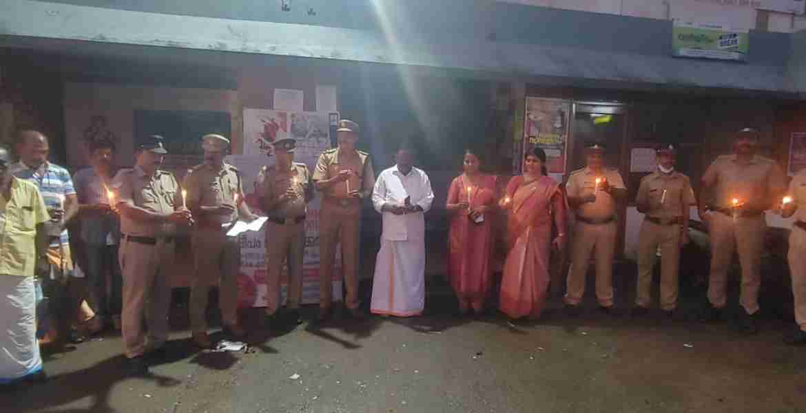 ലഹരി വിമുക്ത കേരളം പ്രചാരണത്തിന്റെ ഭാഗമായി പത്തനംതിട്ട കെ എസ് ആർടിസി ബസ് സ്റ്റാൻഡിൽ നടന്ന ദീപം തെളിയിക്കൽ