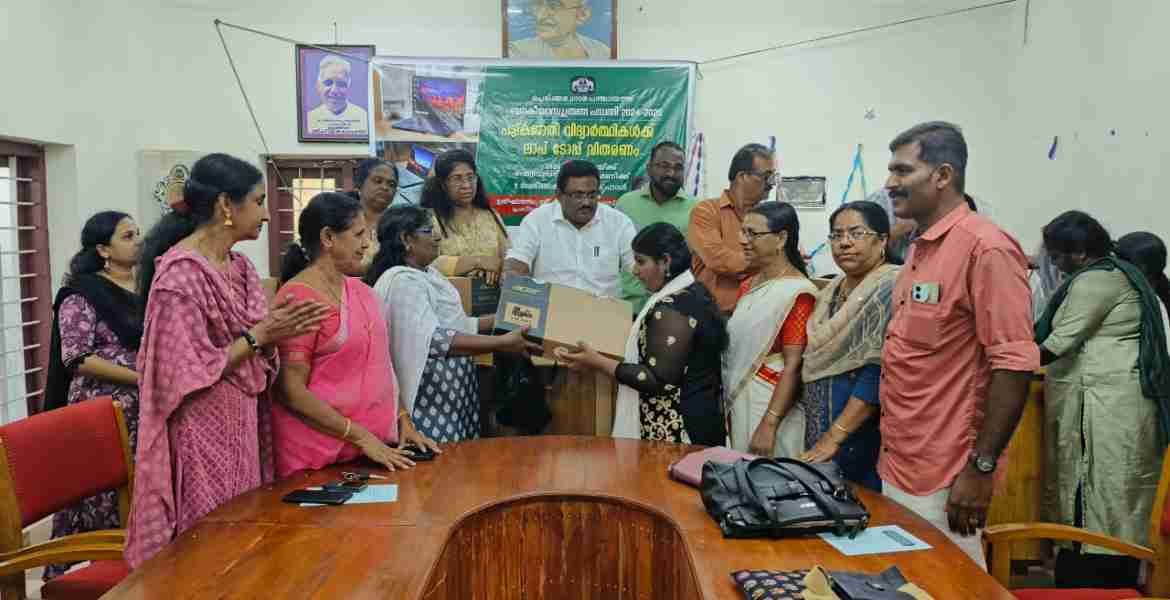 പെരിങ്ങര ഗ്രാമപഞ്ചായത്തിലെ പട്ടികജാതി വിദ്യാര്‍ഥികള്‍ക്കായുള്ള ലാപ്‌ടോപ്പ് വിതരണോദ്ഘാടനം പ്രസിഡന്റ് എബ്രഹാം തോമസ് നിര്‍വഹിക്കുന്നു