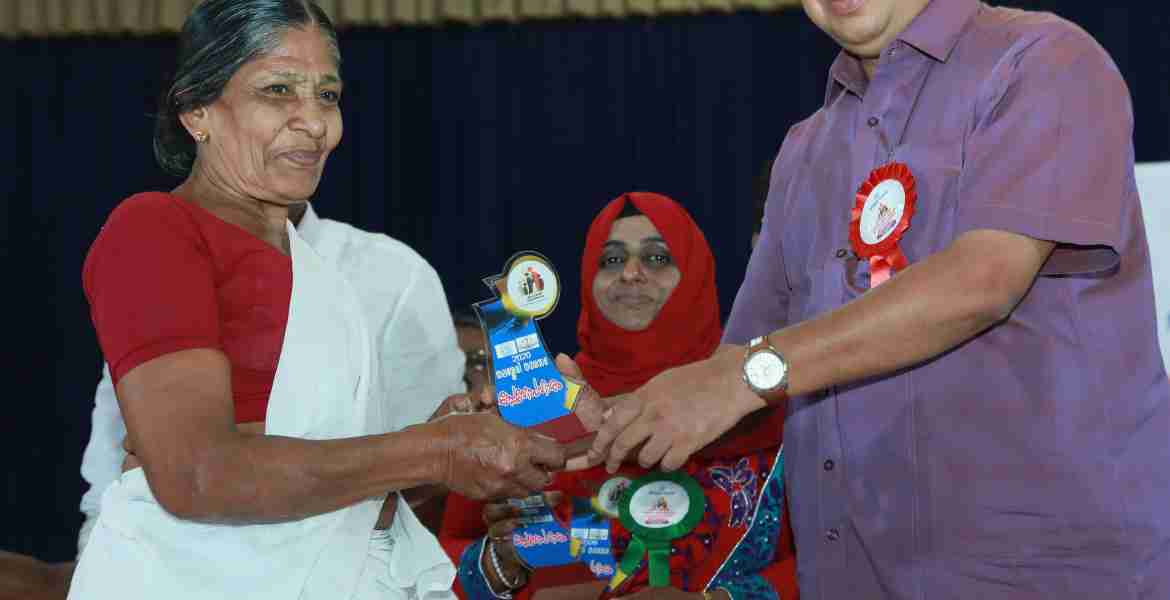 ലൈഫ്മിഷന്‍ ഗുണഭോക്താക്കള്‍ക്ക് എ.എന്‍.ഷംസീര്‍ എം.എല്‍.എ ഉപഹാരം നല്‍കുന്നു. 