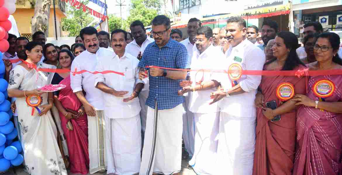 മാടപ്പള്ളി ബ്ലോക്ക് പഞ്ചായത്ത് 2023-24 വാർഷിക പദ്ധതിയിൽ ഉൾപ്പെടുത്തി പൂർത്തീകരിച്ച വിവിധ പദ്ധതികളുടെ ഉദ്ഘാടനം തദ്ദേശസ്വയംഭരണ-എക്‌സൈസ് വകുപ്പ് മന്ത്രി എം.ബി. രാജേഷ് നിർവഹിക്കുന്നു.