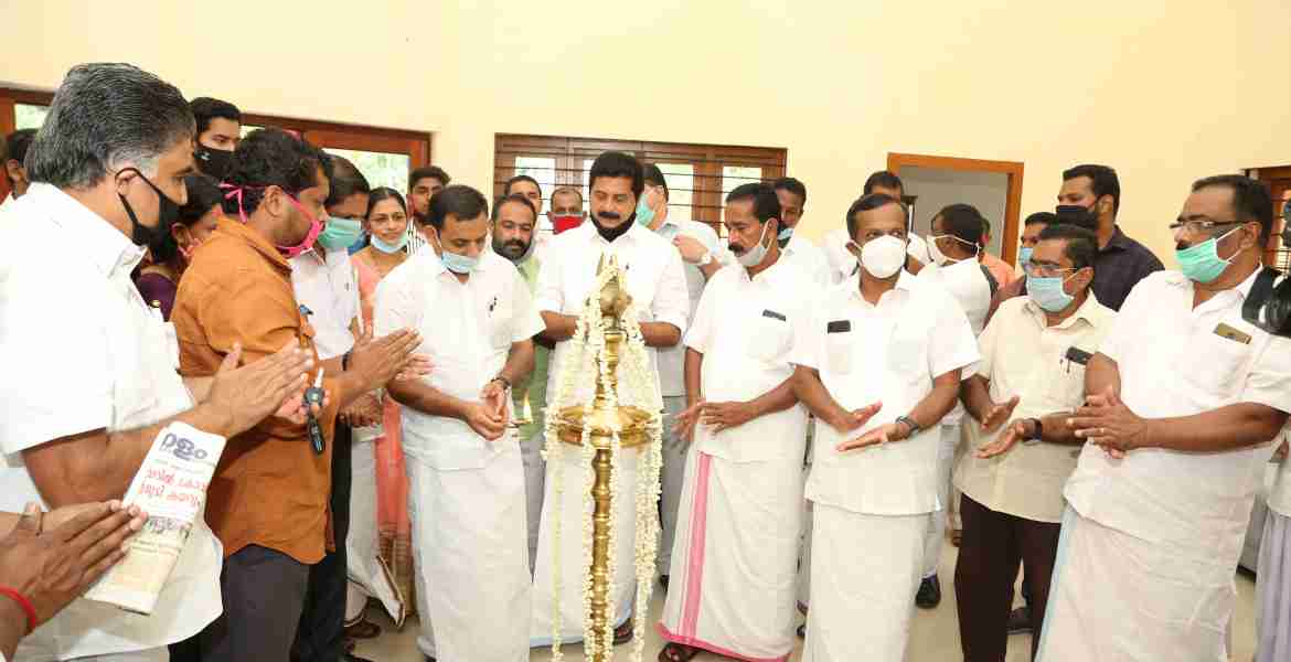 ചെറുതോണി പാറേമാവില്‍ തുടക്കം കുറിച്ച ഡിടിപിസിയുടെ നേതൃത്വത്തിലുള്ള ഹോട്ടല്‍ മഹാറാണിയുടെ ഉദ്ഘാടനം അഡ്വ.ഡീന്‍ കുര്യാക്കോസ് എം പി നിര്‍വ്വഹിക്കുന്നു.
