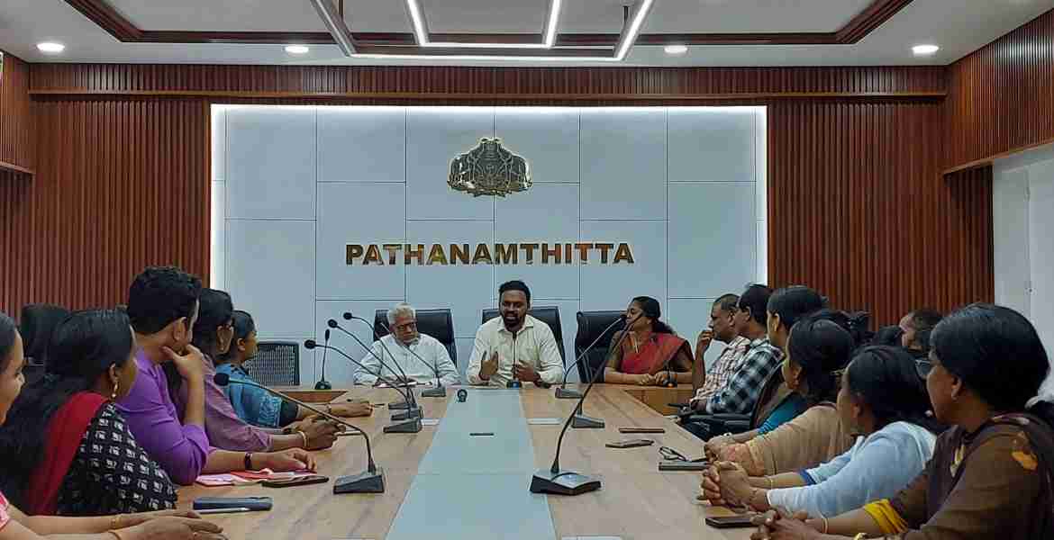 ഭരണഭാഷാ വാരാഘോഷത്തിന്റെ ഭാഗമായി സംഘടിപ്പിച്ച തര്‍ജമ മത്സരത്തിന്റെ ഉദ്ഘാടനം കലക്ടറേറ്റ് പമ്പ കോണ്‍ഫറന്‍സ് ഹാളില്‍ ജില്ലാ കലക്ടര്‍ എസ് പ്രേം കൃഷ്ണന്‍ നിര്‍വഹിക്കുന്നു