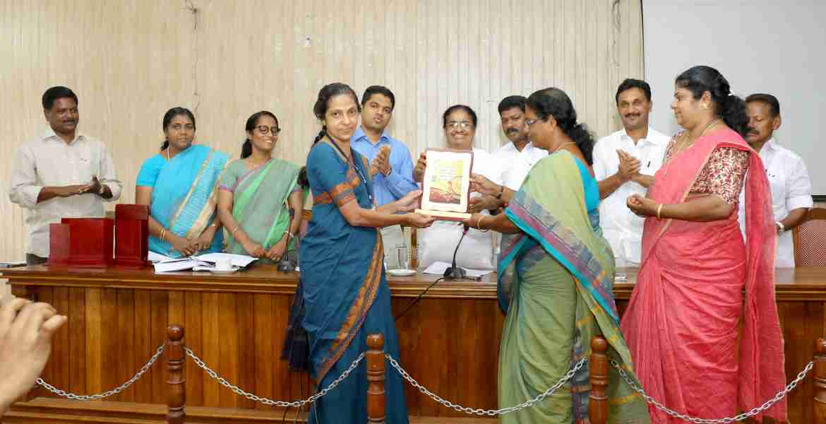 കഴിഞ്ഞ സാമ്പത്തിക വര്ഷം പദ്ധതി വിഹിതം പൂര്ണമായി വിനയോഗിച്ച തൊടുപുഴ 'ോക്ക്പഞ്ചായത്ത്,മണക്കാട് ഗ്രാമപഞ്ചായത്ത് എിവക്ക് പുരസ്കാരങ്ങള് നല്കുു.