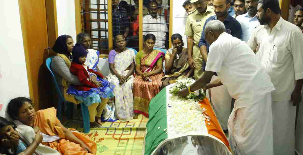  .മന്ത്രി  എം എം മണി വീര മൃത്യു വരിച്ച ജവാന് അന്തിമോപചാരം അര്പ്പിക്കുന്നു 