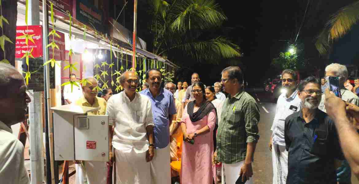 മണിയൂര്‍ പഞ്ചായത്തില്‍ സ്ഥാപിച്ച മിനിമാസ്റ്റ് ലൈറ്റ് കെ പി കുഞ്ഞമ്മദ് കുട്ടി മാസ്റ്റര്‍ എംഎല്‍എ സ്വിച്ച് ഓണ്‍ ചെയ്യുന്നു