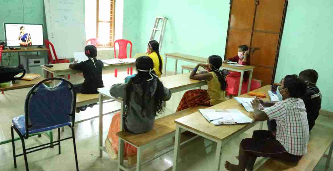 മന്നാക്കുടിയിലെ ഓണ്‍ലൈന്‍ പഠനകേന്ദ്രത്തില്‍ കുട്ടികള്‍ പഠനം നടത്തുന്നു