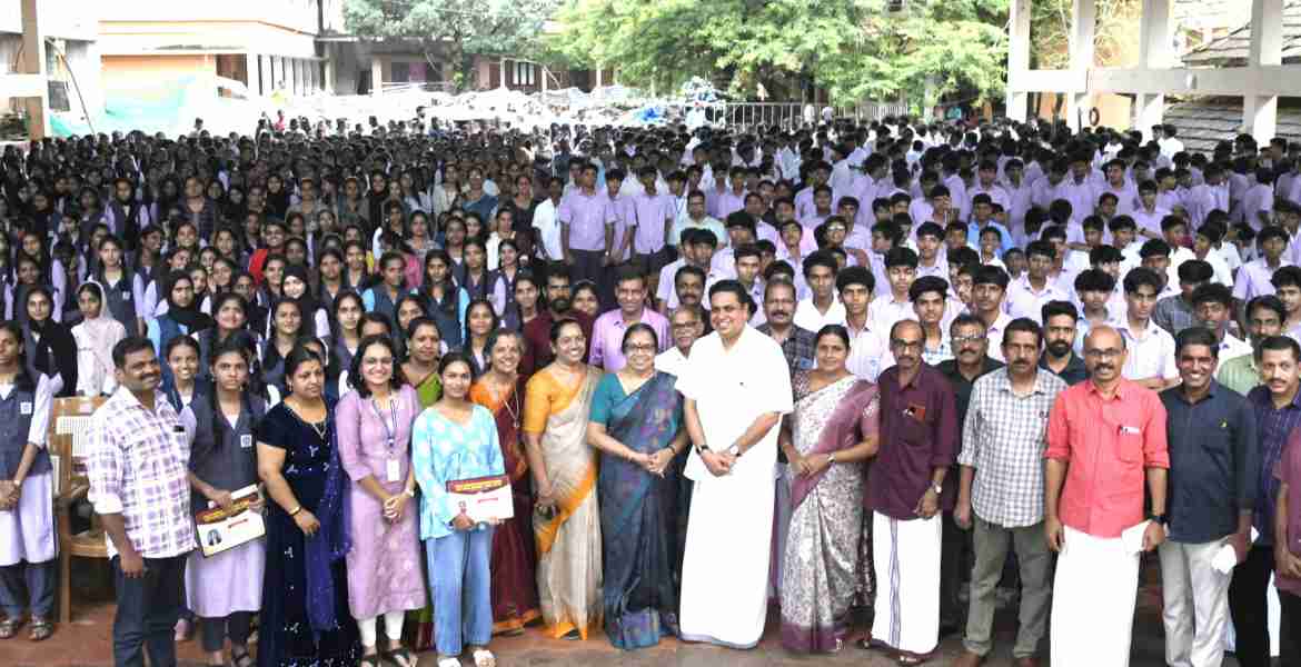 മയ്യിൽ ഇടൂഴി മാധവൻ നമ്പൂതിരി സ്മാരക ഗവ. ഹയർസെക്കണ്ടറി സ്കൂളിൽ  വിജയോത്സവം ഉദ്ഘാടനം സ്പീക്കർ എ എൻ ഷംസീർ നിർവ്വഹിക്കുന്നു