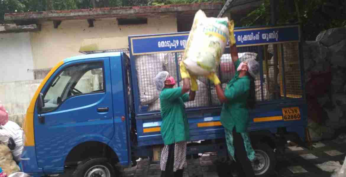 തൊടുപുഴ ബ്ലോക്ക് പഞ്ചായത്തിന്റെ നേതൃത്വത്തില്‍ മാലിന്യനീക്കം ചെയ്യുന്നു.