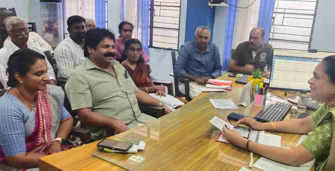 സമൃദ്ധി ഫ്രൂട്ട് ഫെസ്റ്റ് 2025 നോടനുബന്ധിച്ച് എഡിഎം ബി ജ്യോതിയുടെ അധ്യക്ഷതയില്‍ ചേര്‍ന്ന യോഗം