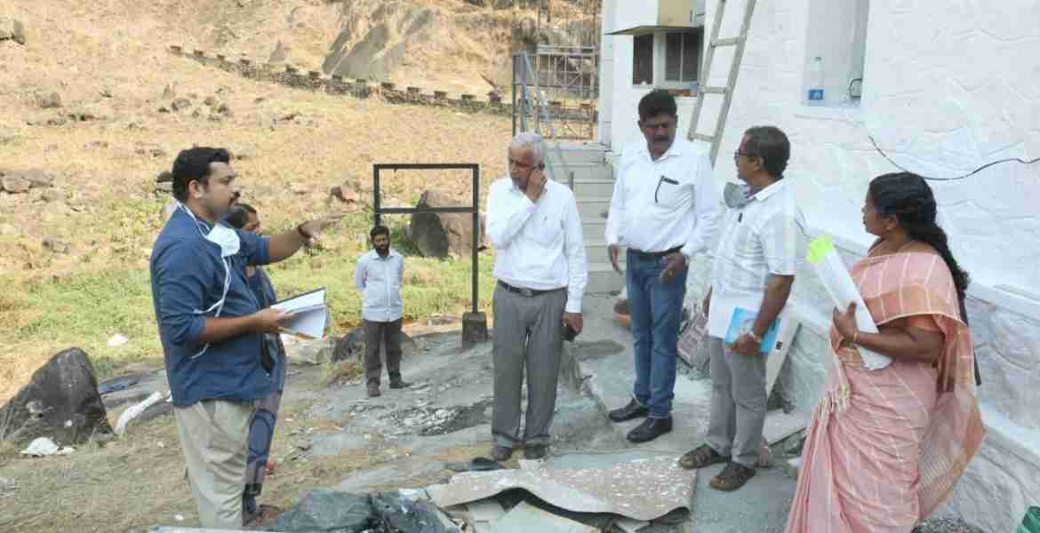 നാഷണല്‍ സീസ്‌മോളജി സെന്ററില്‍ നിന്നുള്ള വിദഗ്ധസംഘം  ഇടുക്കി ഡാം പരിസരത്ത് പരിശോധന നടത്തുന്നു.