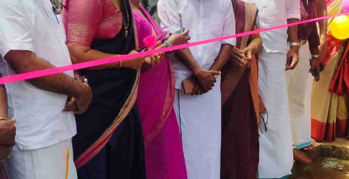 കാഞ്ഞിരപ്പളളി ബ്ലോക്ക് പഞ്ചായത്തിന്റെയും മണിമല ഗ്രാമപഞ്ചായത്തിന്റെയും നേതൃത്വത്തില്‍ ദേശീയ ഗ്രാമീണ തൊഴിലുറപ്പ് പദ്ധതിയില്‍ ഉള്‍പ്പെടുത്തി നവീകരിച്ച മേലേക്കുളത്തിന്റെ ഉദ്ഘാടനം ബ്ലോക്ക് പഞ്ചായത്ത് പ്രസിഡന്റ് അജിതാ രതീഷ് നിര്‍വഹിക്കുന്നു