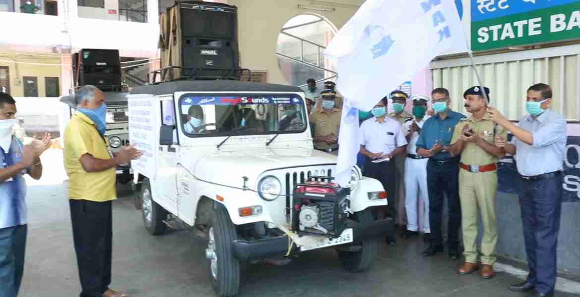 ലൈറ്റ് ആന്റ സൗണ്ട് അസോസിയേഷന്‍ ജില്ലാ ഘടകത്തിന്റെ ആഭിമുഖ്യത്തില്‍ ആരംഭിച്ച കോവിഡ് ബോധവത്കരണ  വിളംബര  വാഹനങ്ങളുടെ ഫ്‌ളാഗ് ഓഫ് ജില്ലാ കളക്ടര്‍ എച്ച്. ദിനേശന്‍ നിര്‍വഹിക്കുന്നു. ജില്ലാ പോലീസ് മേധാവി  പി. കെ. മധു, എഡി എം ആന്റണി സ്‌കറിയ, സ്‌പെഷ്യല്‍ ബ്രാഞ്ച് ഡിവൈ എസ്പി പയസ് ജോര്‍ജ് എന്നിവര്‍ സമീപം.  