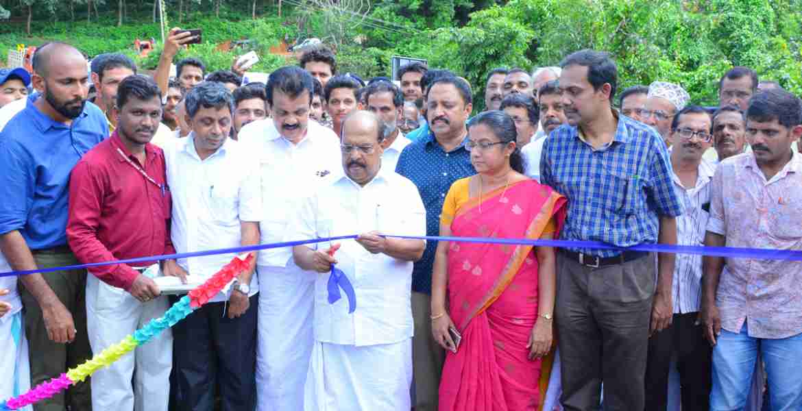  മധൂര്‍-ബദിയഡുക്ക ഗ്രാമപഞ്ചായത്തുകളെ ബന്ധിപ്പിക്കുന്ന കൊറത്തിക്കുണ്ട് പാലത്തിന്റെ ഉദ്ഘാടനം മന്ത്രി ജി.സുധാകരന്‍ നിര്‍വഹിക്കുന്നു.