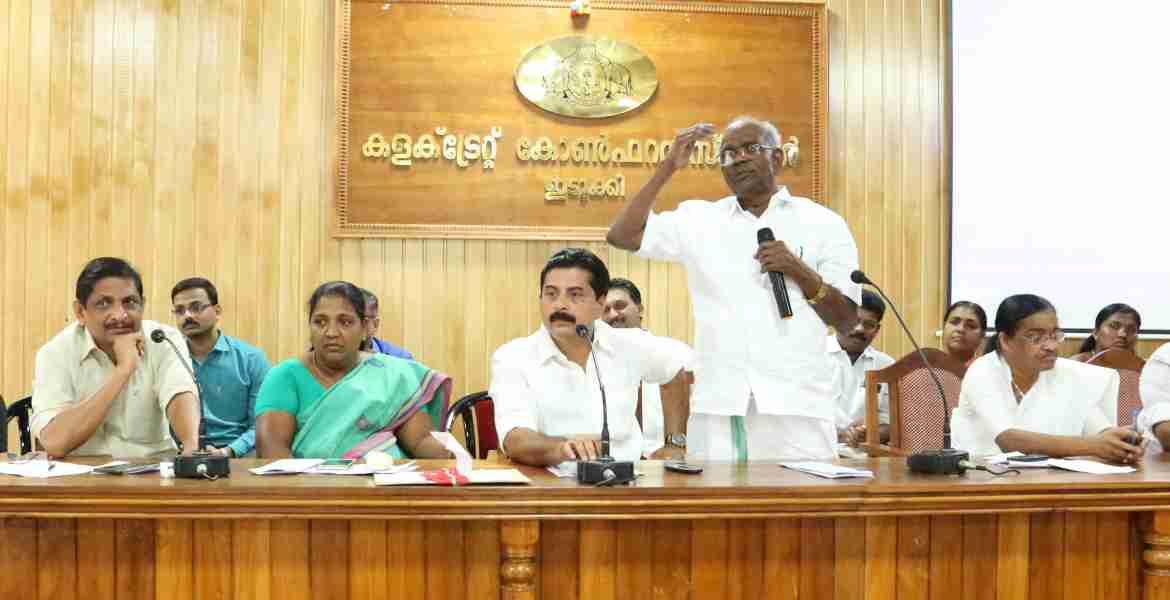 കോവിഡ് 19 സ്ഥിതിഗതികള്‍ അവലോകനം ചെയ്യുന്നതിനായി  കളക്ടറേറ്റില്‍ വിളിച്ച അടിയന്തിര യോഗം വൈദ്യുതിമന്ത്രി എം.എം മണി ഉദ്ഘാടനം ചെയ്തു സംസാരിക്കുന്നു.