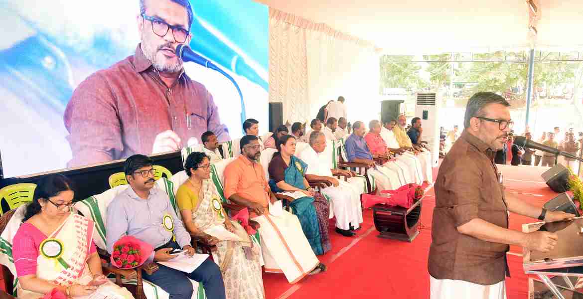 അതിദാരിദ്ര്യ നിര്‍മാര്‍ജനം മൈക്രോപ്ലാന്‍ രൂപീകരണത്തിന്റേയും അവകാശം അതിവേഗം പദ്ധതിയുടെ പൂര്‍ത്തീകരണത്തിന്റെയും സംസ്ഥാനതല പ്രഖ്യാപന ചടങ്ങില്‍ അധ്യക്ഷത വഹിച്ച് തദ്ദേശസ്വയംഭരണവും എക്‌സൈസും വകുപ്പ് മന്ത്രി എം.ബി രാജേഷ് സംസാരിക്കുന്നു.