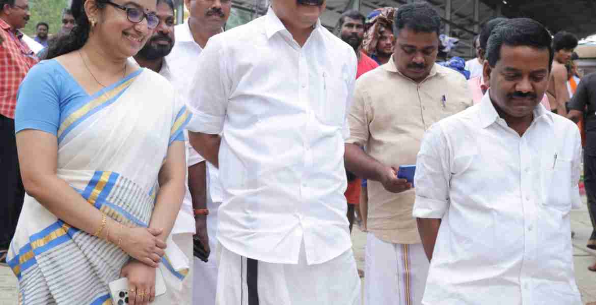 ശബരിമല തീര്‍ഥാടനവുമായി ബന്ധപ്പെട്ട് ജല വിഭവ വകുപ്പിന്റെ ക്രമീകരണങ്ങള്‍ വിലയിരുത്തുന്നതിന് പമ്പയില്‍ എത്തിയ ജലവിഭവ വകുപ്പ് മന്ത്രി റോഷി അഗസ്റ്റിന്‍. അഡ്വ. പ്രമോദ് നാരായണ്‍ എംഎല്‍എ, ജില്ലാ കളക്ടര്‍ ഡോ. ദിവ്യ എസ് അയ്യര്‍ തുടങ്ങിയവര്‍ സമീപം