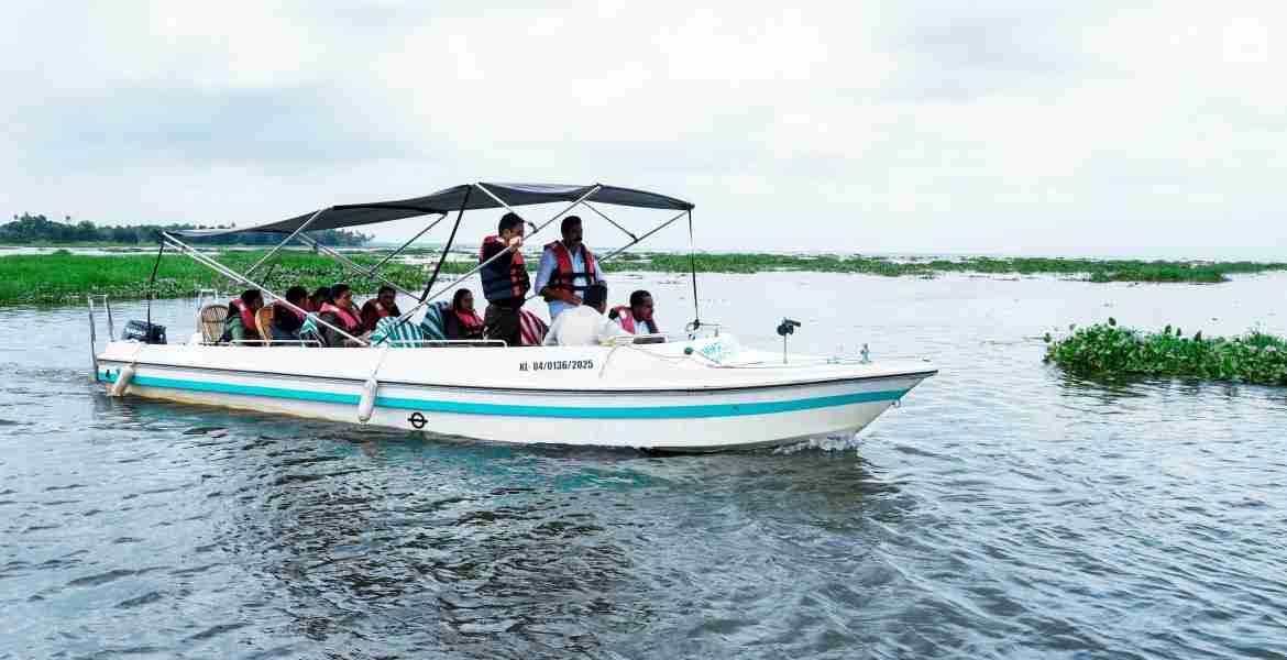 അയ്മനം ഗ്രാമപഞ്ചായത്തിലെ കൃഷിനാശമുണ്ടായ പാടശേഖരങ്ങള്‍ നാട്ടകം സുരേഷ് എം.എല്‍.എ, ജില്ലാ കളക്ടര്‍ ചേതന്‍കുമാര്‍ മീണ എന്നിവര്‍ സന്ദര്‍ശിക്കുന്നു