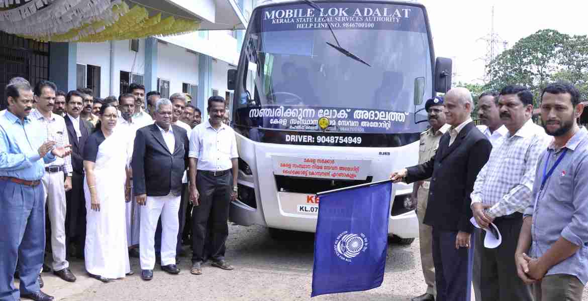  കേരള സംസ്ഥാന നിയമ സേവന അതോറിറ്റിയുടെ ആഭിമുഖ്യത്തിലുള്ള മൊബൈല്‍ അദാലത്ത് ബസിന്റെ ഫ്‌ളാഗ് ഓഫ് ജില്ലാ കോടതി പരിസരത്ത് ജില്ലാ ജഡ്ജ് മനോഹര്‍ എസ് കിണി നിര്‍വ്വഹിക്കുന്നു. 