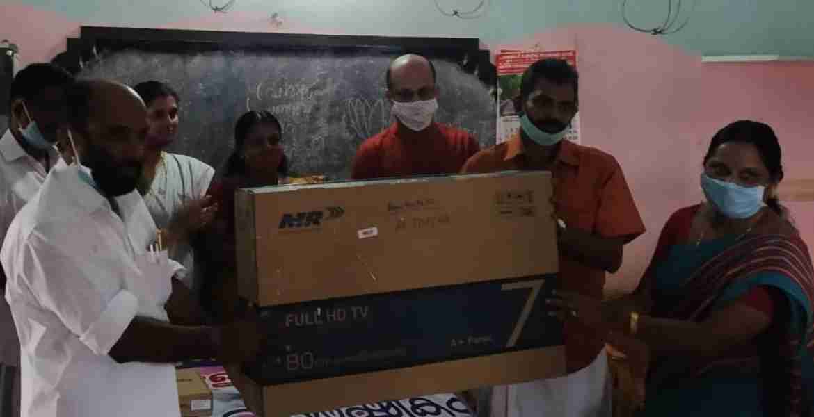 മുള്ളരിക്കുടി സര്‍ക്കാര്‍ എല്‍പി സ്‌കൂളില്‍ ഓണ്‍ലൈന്‍ പഠന കേന്ദ്രത്തിന് വേണ്ടി കൊന്നത്തടി ഗ്രാമപഞ്ചായത്ത് പ്രസിഡന്റ് എന്‍.എം ജോസ്  ടെലിവിഷന്‍ ഹെഡ്മിസ്ട്രസ് അജിതകുമാരിക്ക് കൈമാറുന്നു.