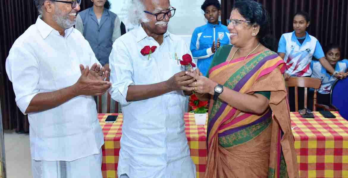 രജിസ്ട്രേഷൻ, പുരാവസ്‌തു വകുപ്പ് മന്ത്രി രാമചന്ദ്രൻ കടന്നപ്പള്ളി, കണ്ണൂർ കോർപറേഷൻ ഡെപ്യൂട്ടി മേയർ അഡ്വ പി ഇന്ദിര എന്നിവർക്ക് കണ്ണൂർ ഗവ. വൊക്കേഷണൽ ഹയർ സെക്കണ്ടറി സ്പോർട്സ് സ്കൂളിൽ നൽകിയ സ്വീകരണത്തിനെത്തിയ മന്ത്രി രാമചന്ദ്രൻ കടന്നപ്പള്ളി കയ്യിലുള്ള റോസാപ്പൂ ഡെപ്യൂട്ടി മേയർ പി ഇന്ദിരയ്ക്ക് നൽകുന്നുകണ്ണൂർ കോർപറേഷൻ സ്ഥിരം സമിതി അധ്യക്ഷൻ സുരേഷ് ബാബു എളയാവൂർ സമീപം