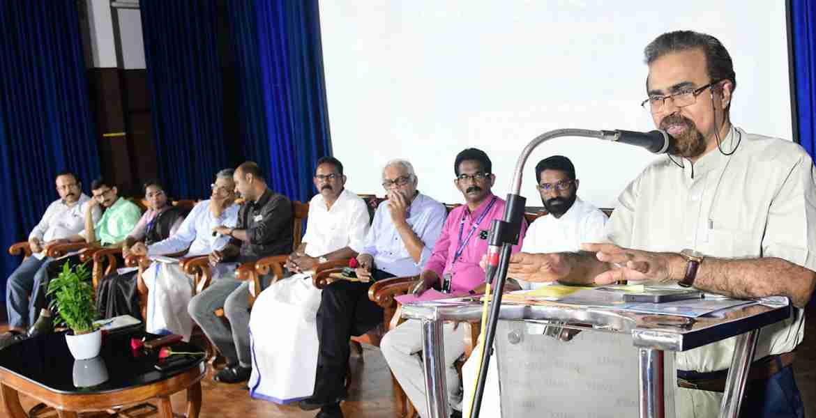  നവകേരളസദസിന്റെ ഭാഗമായി മാന്നാനം കെ.ഇ. സ്‌കൂൾ ഓഡിറ്റോറിയത്തിൽ സംഘടിപ്പിച്ച വിദ്യാഭ്യാസ കോൺക്ലേവ് എം.ജി. സർവകലാശാല വൈസ് ചാൻസലർ സി.ടി. അരവിന്ദകുമാർ ഉദ്ഘാടനം ചെയ്യുന്നു. 